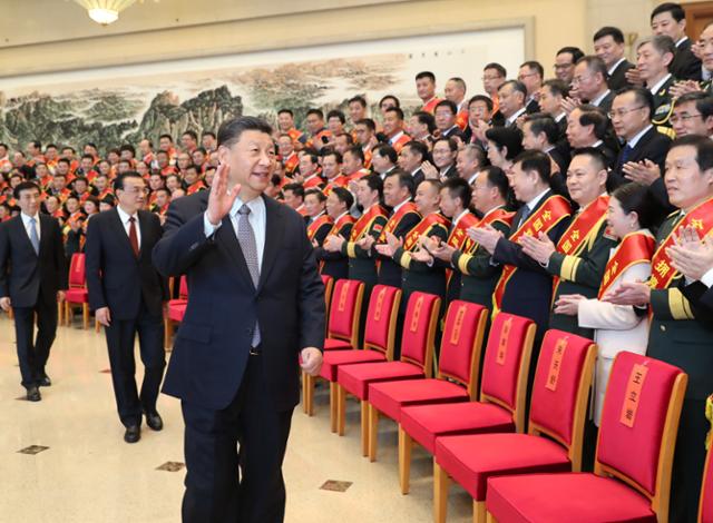 시진핑 중국 국가주석이 20일 베이징에서 군민연대 활성화에 이바지한 공로로 상을 받는 모범단체 및 개인들과 만나 인사를 나누고 있다. 베이징=신화 뉴시스