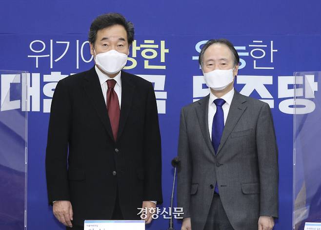 이낙연 더불어민주당 대표(왼쪽)가 22일 국회에서 도미타 코지 주한 일본대사와 만나 기념촬영을 하고 있다. 김영민 기자