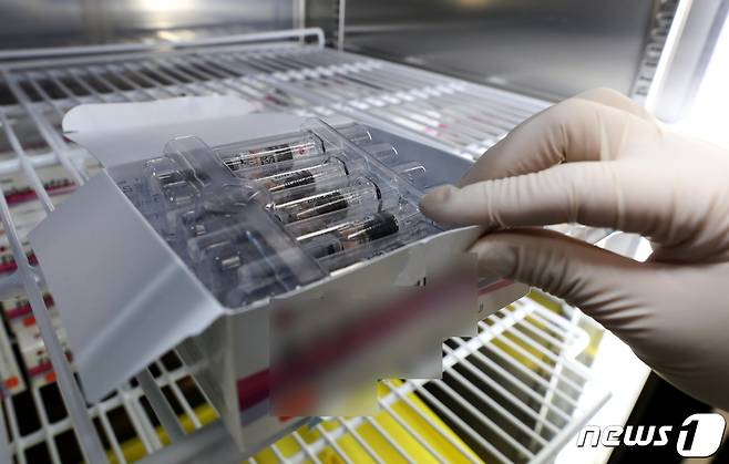 독감백신 접종후 사망신고가 잇따르고 있는 가운데 23일 오후 김포시 뉴고려병원에서 의료진이 접종할 백신을 점검하고 있다. 2020.10.23/뉴스1 © News1 정진욱 기자
