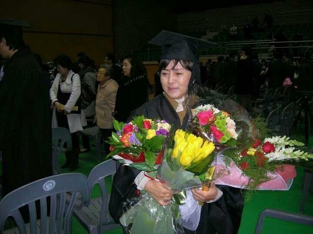 2009년 2월 세명대 한의과대학 졸업식에서 꽃다발을 가득 받아안고 눈물을 흘리고 있는 김지은 씨. 김지은 씨 제공