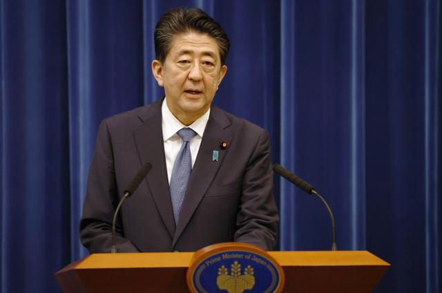 아베 신조(安倍晋三) 전 일본 총리가 지난달 28일 도쿄 총리관저에서 기자회견을 열고 사의를 표명하고 있다. 도쿄=교도 연합뉴스