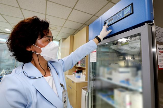 독감백신 접종 후 사망 신고가 잇따르고 있는 가운데 23일 오후 김포시 뉴고려병원에서 의료진이 백신 전용 냉장고를 점검하고 있다. 뉴스1