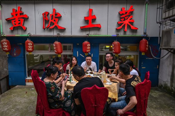 중국인들이 함께 식사를 하고 있다. (기사 내용과는 무관함) [AFP=연합뉴스]