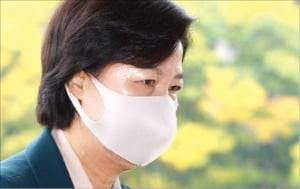 추미애 법무부 장관이 22일 오전 경기 과천시 정부과천청사로 출근하고 있다. /연합뉴스