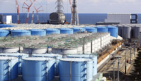 후쿠시마 제1원전 부지에 오염수를 담아둔 대형 물탱크가 늘어져 있는 모습. 사진=연합뉴스