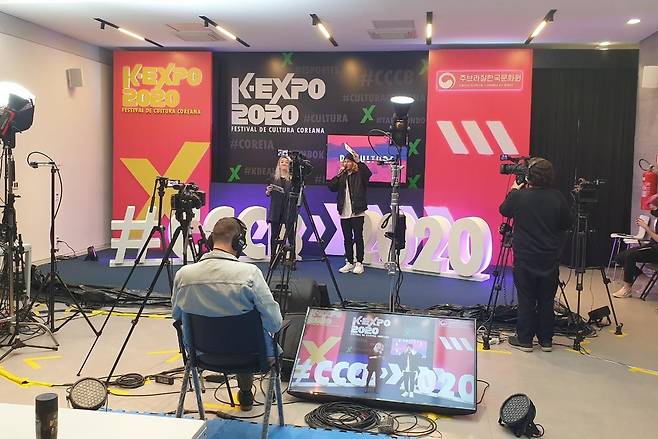 상파울루서 'K-엑스포 2020' 개막 (상파울루=연합뉴스) 김재순 특파원 = 브라질 상파울루 시내 한국문화원 안에 마련된 스튜디오에서 'K-엑스포 2020'이 진행되고 있다. 행사는 23일(현지시간)부터 25일까지 계속된다.