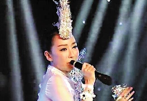 중국 여가수 사딩딩이 2016년 정월대보름 음악회에서 마이크를 거꾸로 잡은 채 립싱크로 노래하고 있다. 둥베이신원왕 캡처