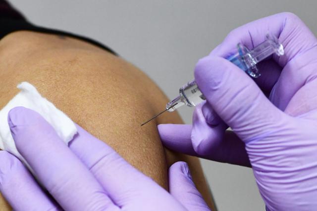 경남에서 독감 백신 접종 후 6번째 사망자가 발생한 23일 오후 남해군 한 병원에서 주민이 독감 예방접종을 맞고 있다. 뉴시스