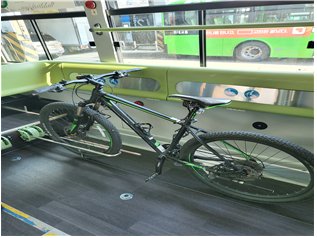 휠체어 전용 공간이 있는 전기버스에만 자전거 내부 휴대가 가능하다. [사진 서울시]