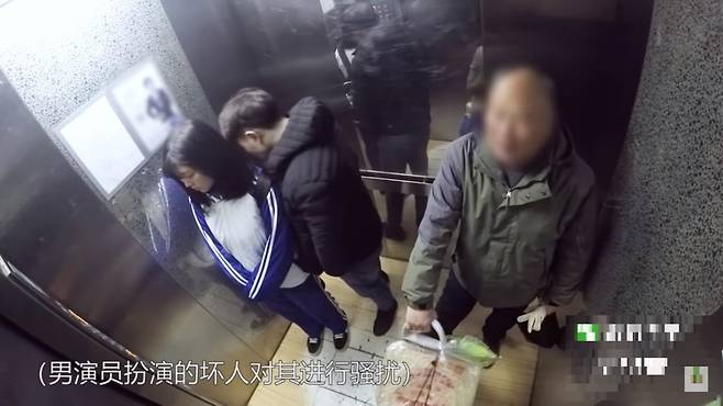 한 유튜버의 중국 내 방관자 실험. 연기자 2명(좌측)이 성추행 장면을 연출하고 있으나 시민(오른쪽)은 모른 체 하고 있다. / 사진 = 유튜브 채널 'TREEMAN'