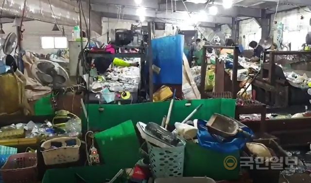 경기도의 한 폐기물 재활용 선별장에서 노동자들이 재활용 가능한 폐기물을 선별하고 있다.