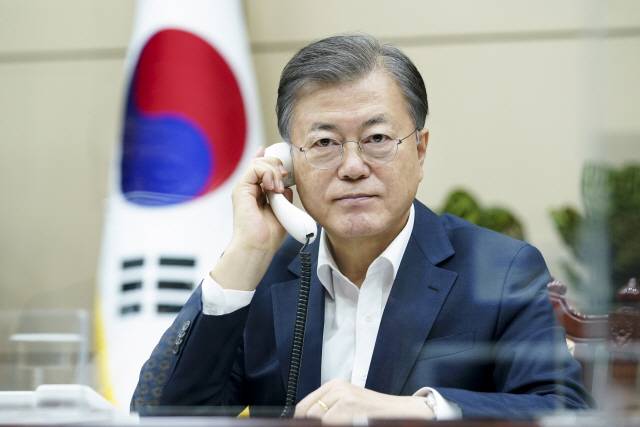 문재인 대통령이 지난 19일 청와대 여민관에서 무히딘 야신 말레이시아 총리와 전화 통화하고 있다./연합뉴스