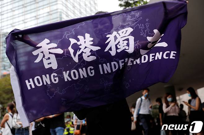 반송환법 시위 1주년 당시 홍콩의 한 시민이 '홍콩독립' 깃발을 들고 시위를 벌이고 있다. © 로이터=뉴스1 © News1