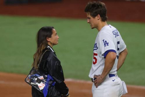 LA 다저스 코리 시거가 6차전에서 3-1로 탬파베이 레이스를 누르고 월드시리즈 우승이 확정된 뒤 여자 친구 매디신 밴 햄과 승리의 기쁨을 나누고 있다. 알링턴(텍사스)|AFP연합뉴스