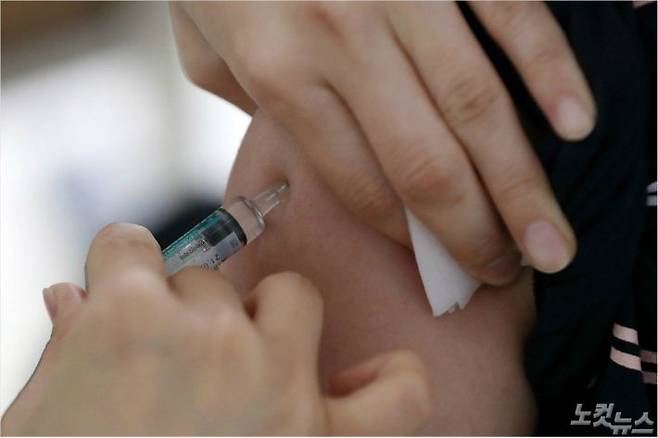 서울 동대문구 한국건강관리협회에서 한 어린이가 독감 예방접종을 받고 있다. 박종민기자