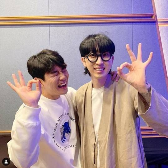 첫 트로트 싱글 ‘돈 때문이야’는 영탁이 작사 작곡한 곡으로 전체 프로듀싱까지 도맡았다.