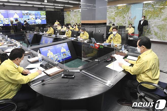 정세균 국무총리가 30일 오전 경북 안동시 경북도청에서 열린 신종 코로나바이러스 감염증(코로나19)대응 중앙재난안전대책본부 회의에서 도내 23개 시.군 관계자들과 영상으로 코로나19 현황에 대한 회의를 하고 있다. 사진은 기사와 직접적 관련 없음. 2020.10.30/뉴스1 © News1 김대벽 기자