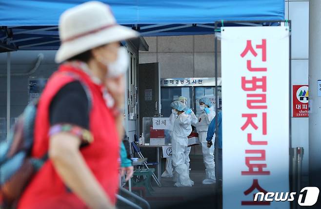 선별진료소에서 의료진이 검사준비를 하고 있다./뉴스1 © News1 임세영 기자