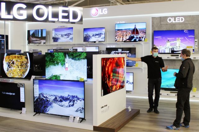 리투아니아 카우나스(Kaunas)市에 위치한 가전 매장을 찾은 고객이 LG 올레드 갤러리 TV를 둘러보고 있다. (사진=LG전자)