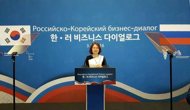 신경순 대표가 2016년 9월 러시아 블라디보스토크에서 열린 제2회 동방경제포럼에 박근혜 대통령을 동행한 경제사절단에 뽑혀 갔을 때 찍은 사진. 신경순 대표 제공.