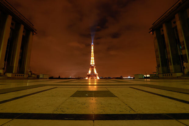 2차 국가봉쇄령 첫 날인 30일(현지시간) 새벽 프랑스 파리 에펠탑 앞이 한산하다./사진=로이터 연합뉴스