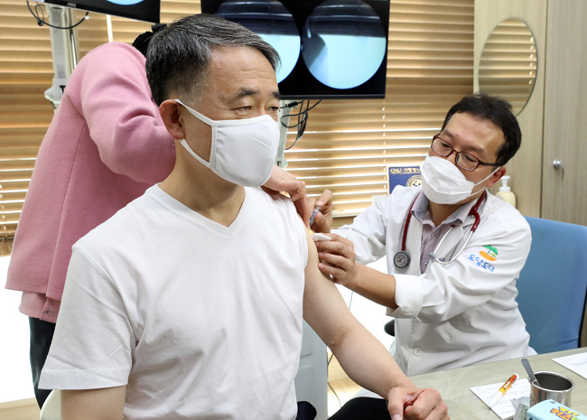 박능후 보건복지부 장관이 10월 27일 세종시 한 병원에서 독감 백신을 맞고 있다. [뉴스1]