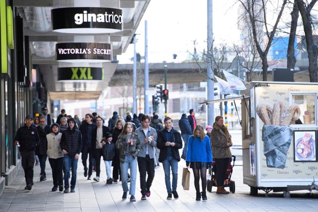 4월 4일(현지시간) 스웨덴 스톡홀름 거리를 시민들이 걷고 있다. 스톡홀름 AP=뉴시스