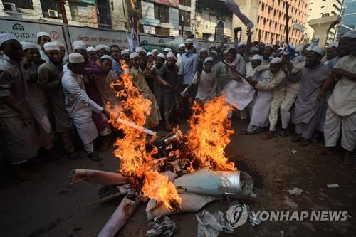 마크롱 대통령 형상 불태우는 방글라데시 시위대 [AFP=연합뉴스]