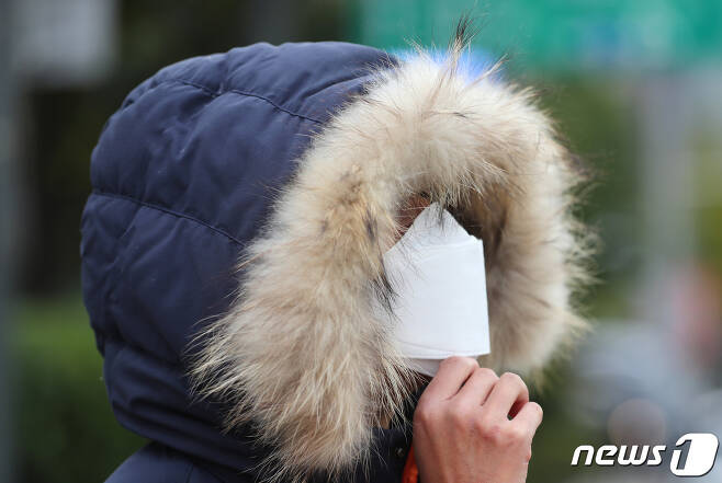 올 가을 들어 가장 쌀쌀한 날씨를 보인 15일 서울 종로구 광화문일대에서 털모자를 뒤집어 쓴 시민이 지나가고 있다. 2020.10.15/뉴스1 © News1 이성철 기자