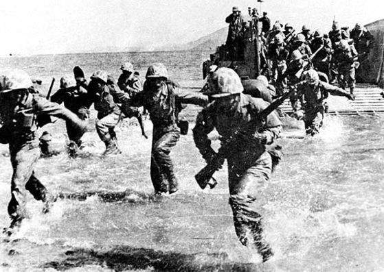 1950년 9월 15일 한국군과 미군을 주축으로 한 유엔군이 인천에 상륙하고 있다. 더글러스 맥아더 장군이 주도한 인천상륙작전 2주 만에 서울 수복에 성공했다. [중앙포토]