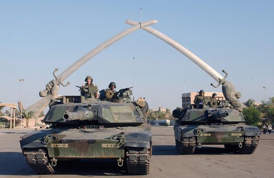2003년 이라크전에서 미군 전차가 이라크 수도 바그다드로 진입하고 있다. [중앙포토]