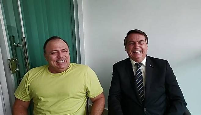 브라질 대통령과 보건장관 에두아르두 파주엘루 보건부 장관(왼쪽)이 코로나19 양성 판정을 받은 뒤 마스크도 쓰지 않은 채 자이르 보우소나루 대통령과 SNS에 등장했다. [브라질 뉴스포털 G1]