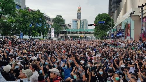 방콕 중심가 랏차쁘라송 네거리 도로를 완전히 점령한 반정부 집회 참석자들이 세 손가락 경례를 하는 모습. 2020.10.15 [방콕=김남권 특파원]