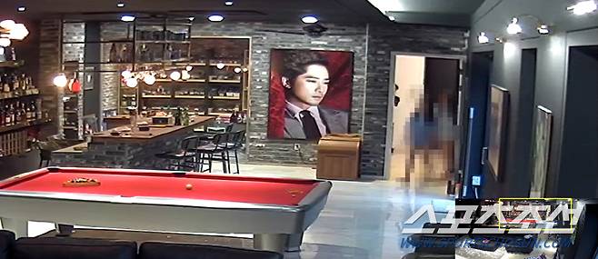 오후 6시44분. 티셔츠에 속옷차림으로 거실에 다시 돌아오는 피해자들