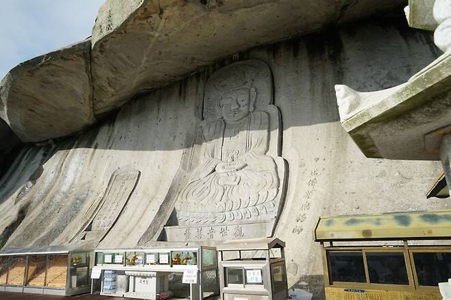 강화 보문사의 마애관음보살좌상. 1928년 석모도 암반의 경사면에 이 마애관음상이 새겨지면서 보문사는 한국의 3대 관음도량 중 하나로 꼽히게 됐다.