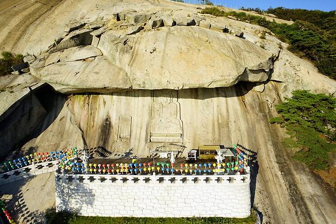 공중에 드론을 띄워 촬영한 보문사 마애관음보살좌상의 전경. 상 위쪽에 큰 처마바위가 보인다. 여기에 쇠고리와 추를 달아 상을 새기는 작업을 할 때 일종의 기준점으로 활용했다는 사실이 드러났다.