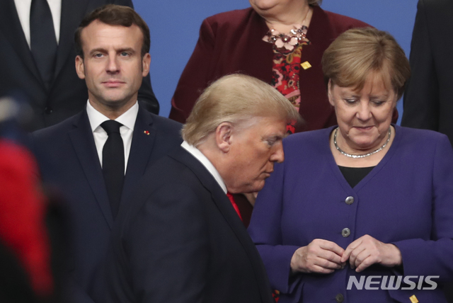 [런던=AP/뉴시스] 2019년 12월 4일 런던에서 열린 나토 정상회의에서 도널드 트럼프 미국 대통령(가운데)이 에마뉘엘 마크롱 프랑스 대통령(왼쪽)과 앙겔라 메르켈 독일 총리 앞을 지나가고 있다. 2019. 12. 04.