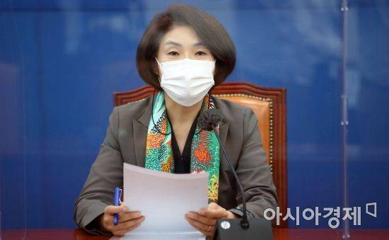 한정애 더불어민주당 정책위의장이 27일 국회에서 열린 원내대책회의에 참석, 모두발언을 하고 있다./윤동주 기자 doso7@