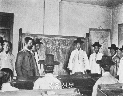 1886년 고종이 세운 왕립육영공원의 초대 교사로 초빙된 호머 헐버트가 학생들에게 대수학을 가르치고 있다.|이돈수·이순우의 <꼬레아 꼬레아>(2009)에서