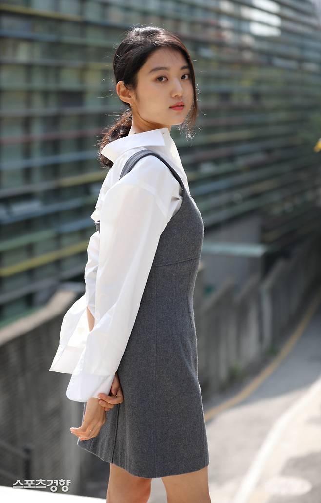 넷플릭스 오리지널 시리즈 ‘보건교사 안은영’에서 옴을 씹어 삼키는 ‘옴잡이’ 백혜민 역을 맡은 송희준이 22일 스포츠경향을 찾았다. 송희준은 홍익대학교 회화과에 재학중이며 모델로도 활동하고 있다./박민규 선임기자