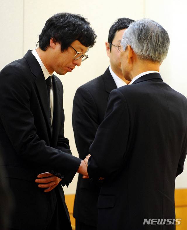 박용오 전 두산그룹 회장이 숨진 채 발견된 2009년 11월4일 고인의 빈소가 마련된 서울 종로구 서울대학교병원 장례식장에서 구속집행정지로 임시 석방된 차남 박중원 성지건설 부사장(왼쪽)이 조문객을 맞고 있다. 2009.11.04. chocrystal@newsis.com