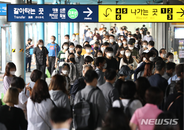 [서울=뉴시스]조수정 기자 = 지난 9월 서울의 한 지하철역에서 마스크를 쓴 시민들이 지하철을 이용해 출근하고 있다. <사진은 기사 내용과 관련이 없습니다.> 2020.09.09.  chocrystal@newsis.com