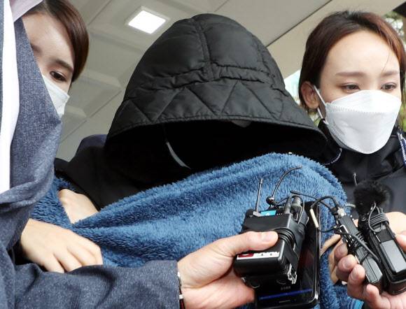 인천 을왕리해수욕장 인근에서 치킨 배달을 하던 50대 가장을 치어 숨지게 한 음주 운전자 A씨가 14일 오후 구속 전 피의자 심문을 받기 위해 인천시 중구 중부경찰서를 나오고 있다.연합뉴스