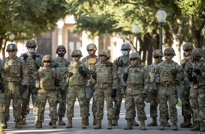 미국 대통령 선거 당일인 11 월 3 일 텍사스 ​​주 오스틴에있는 국회 의사당에 텍사스 ​​육군 방위군 병사들이 모여 있다./AP 연합뉴스