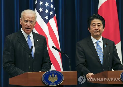 2013년 부통령 자격으로 방일한 바이든 [EPA.연합뉴스 자료사진] 2013년 12월3일 당시 미국 부통령 자격으로 일본을 방문한 조 바이든이 아베 신조 당시 일본 총리와 공동 기자회견에 나선 모습.
