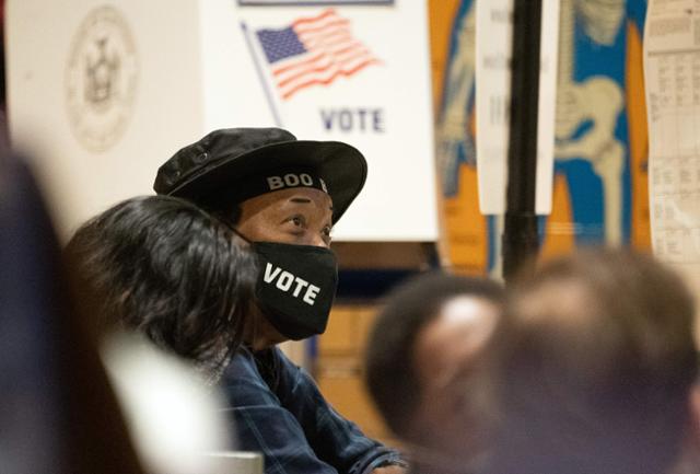 미국 대선 당일인 지난 3일 뉴욕시의 한 투표소 직원이 코로나19 확산 예방을 위해 착용한 마스크 위로 '투표'라는 글씨가 적혀 있다. 뉴욕=연합뉴스