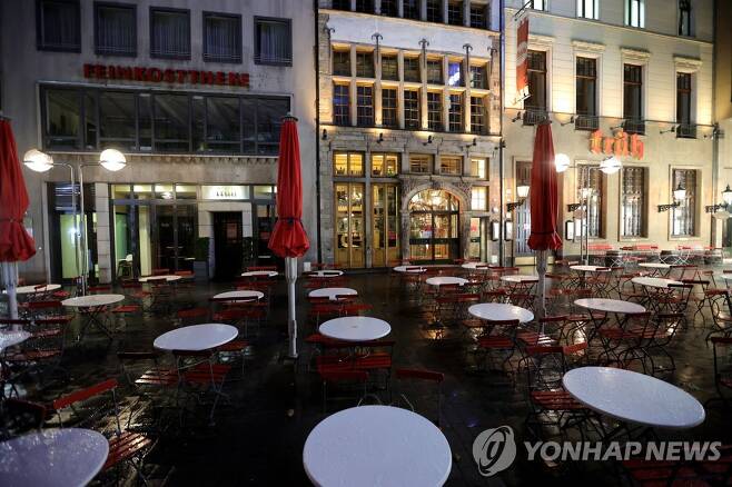 지난 2일 독일 한 도시의 문 닫은 식당 앞에 있는 빈 테이블 [EPA=연합뉴스 자료사진]
