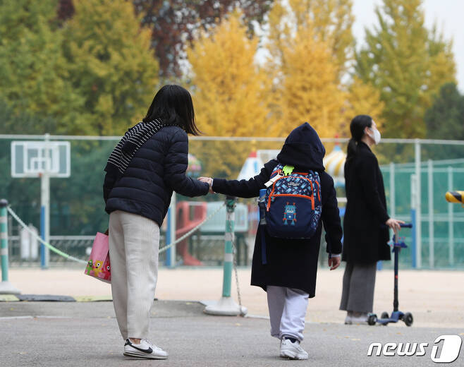 서울의 한 초등학교에서 어린이들이 등교하고 있다. 2020.11.6/뉴스1 © News1 신웅수 기자