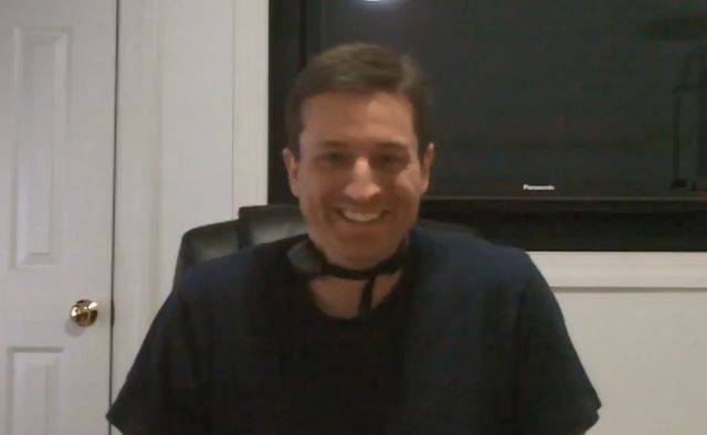 반려견에게 고통을 주기 싫었던 우즈워드는 직접 짖음 방지기를 실험해보기로 했다. 출처: 유튜브 WoodysGametag