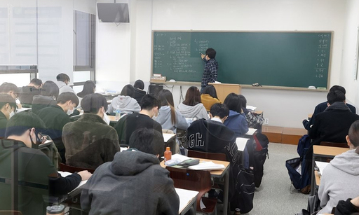 수능이 한 달 앞으로 다가온 2일 오후 서울 마포구 한 학원에서 수험생들이 수업을 받고 있다. 연합뉴스
